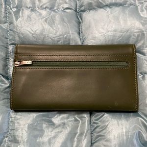 NWOT Women’s Tumi Clutch. In very good shape. Retail $220
